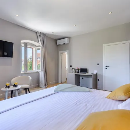 Dora And 3* سوتيفان